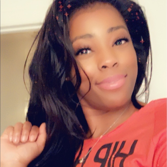 Meet your Posher, Simplylena - Picture 1 of 2